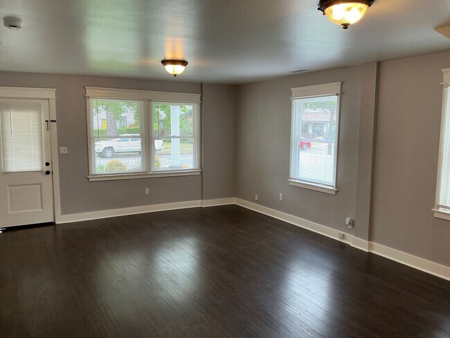 Building Photo - 154 N Shaffer St