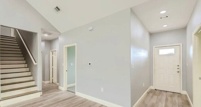 Building Photo - MOVE IN READY