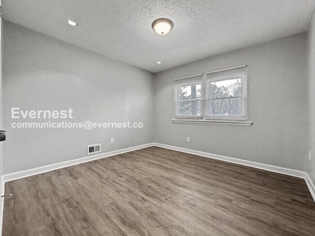 Building Photo - 2 Bed, 2 Bath Home with Fenced Yard & Garage / Pet-Friendly / Available Now!