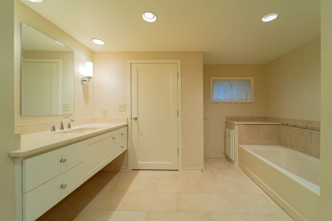 Building Photo - Charming and Well-Maintained Home in a Serene Neighborhood