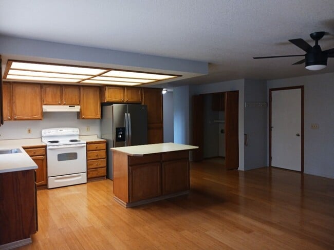 Building Photo - Introducing a meticulously maintained 3 bedroom, 2 bath gem!