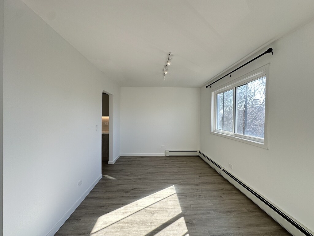 Building Photo - 7621 N Sheridan Rd