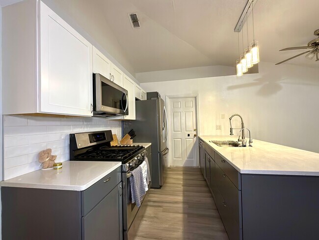 Building Photo - 6921 Long Needle Ct