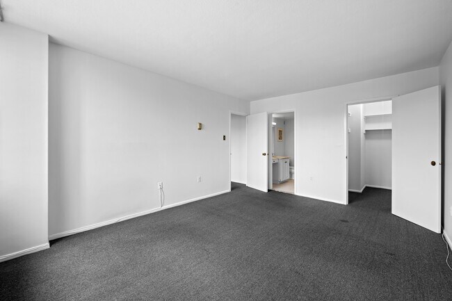 Building Photo - 1 E University Pkwy