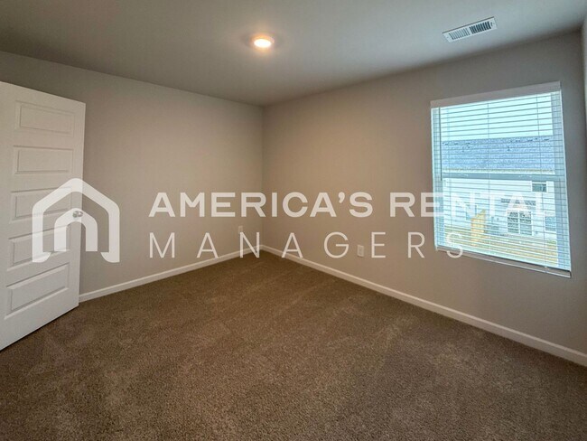 Building Photo - Escape to Lakeside Living in Lincoln! Available to View Now!!!