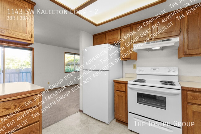 Building Photo - 1143 SW Kaleeton Loop