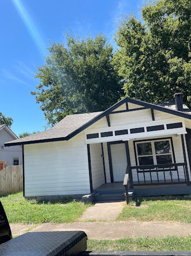 Building Photo - 3 bed 3 bath for rent