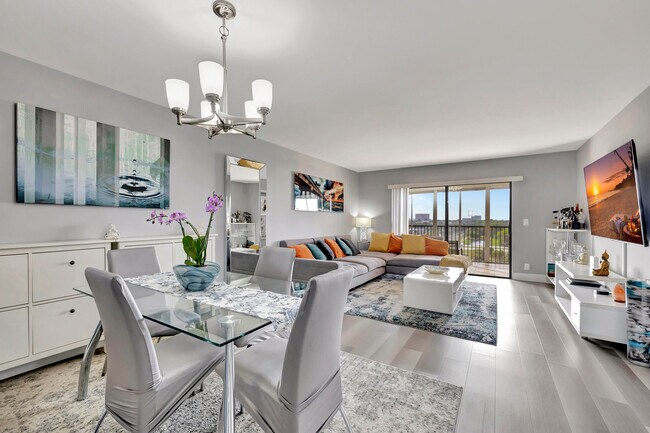 Building Photo - 2200 S Cypress Bend Dr