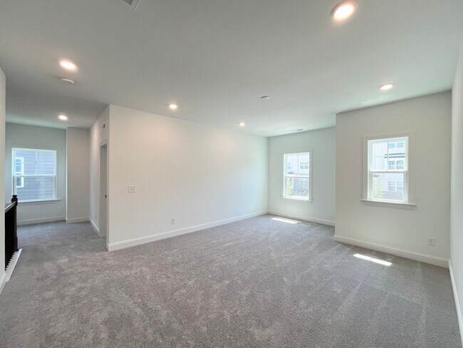 Building Photo - Spacious 5BD, 3BA Knightdale Home with Mod...