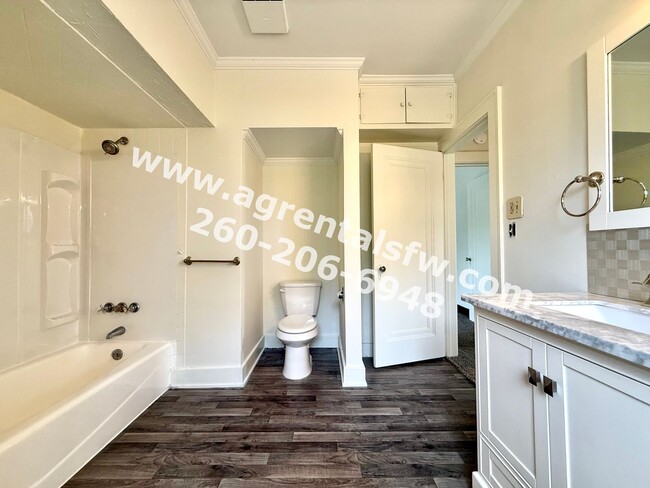 Building Photo - 2 Bedroom House