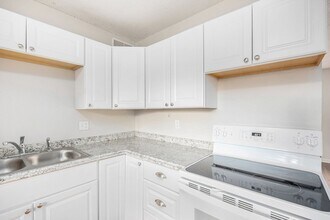 Building Photo - *MOVE IN SPECIAL* $250 Off First Full Month's Rent OR Free 55in TV! Beautiful 2BR/1BA Duplex in I...