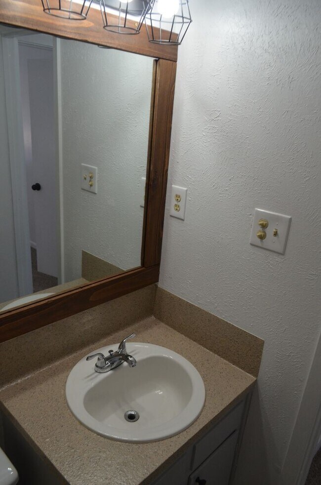 Building Photo - Reduced price!