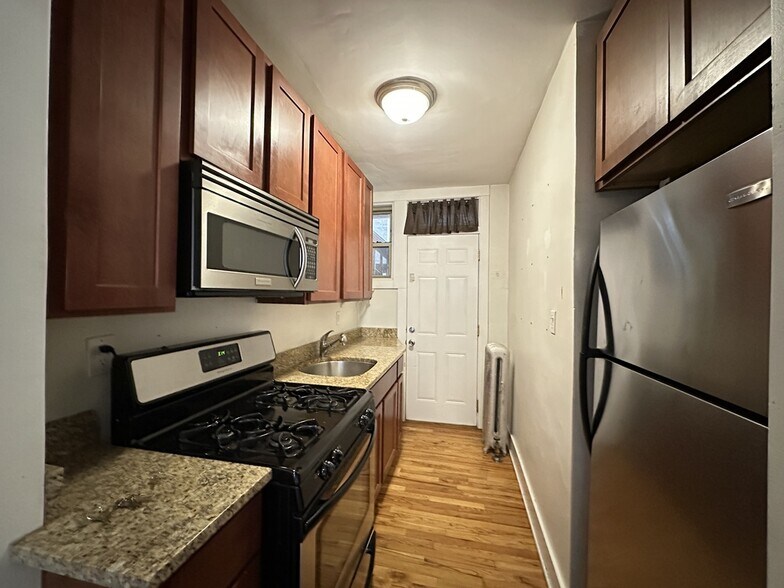 Building Photo - 521 W Surf St