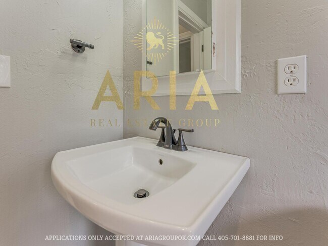 Building Photo - Updated & Adorable 2 Bed/1 Bath Space in t...