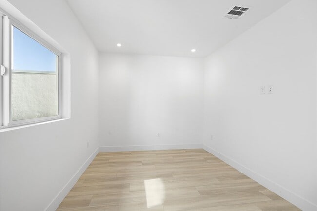 Building Photo - 10961 Calvert St
