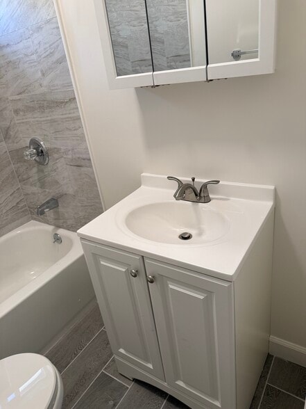 Building Photo - 2815 1/4 S Norton Ave