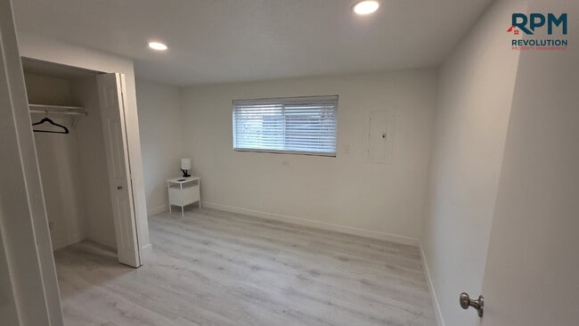 Building Photo - "Charming 2-Bedroom Retreat with Stunning Views on Mountain Side Drive!"