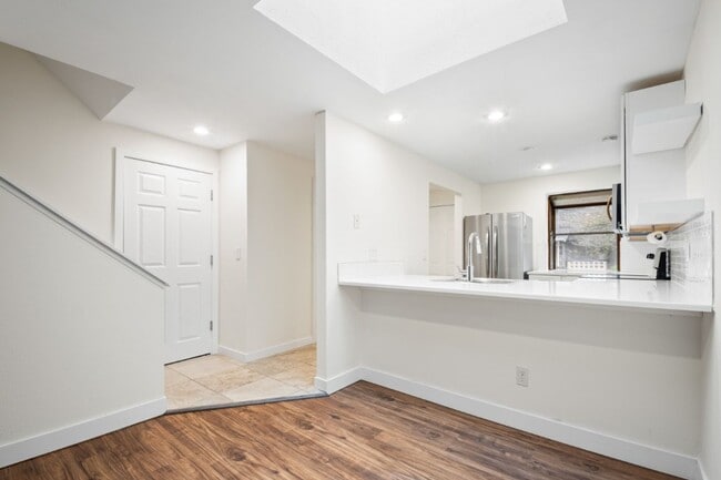 Building Photo - 2Bd/1.5Ba Kirkland Townhouse
