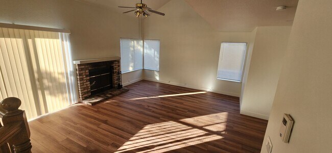 Building Photo - Large 3 Bedroom Home with a Loft