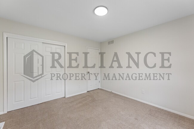 Building Photo - 2021 S Flynn St
