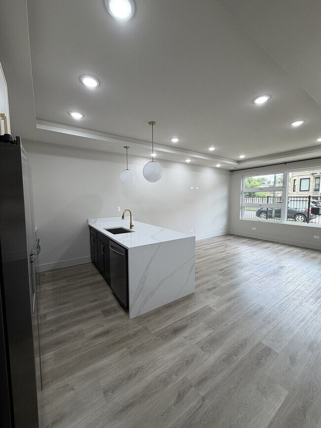 Building Photo - 6603 S Langley Ave