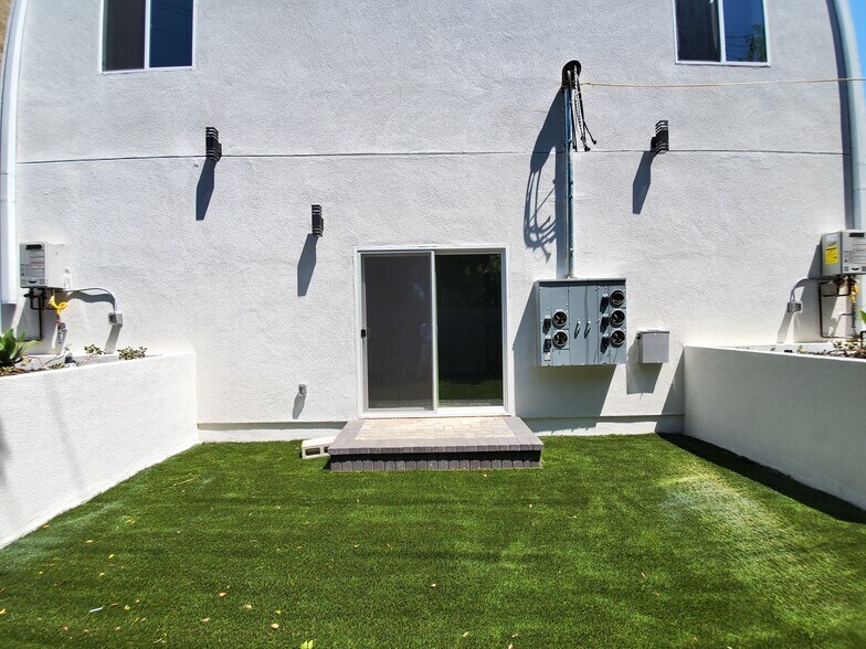 Building Photo - 2337 S Crenshaw Blvd