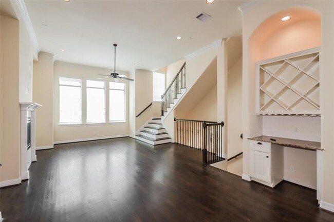 Building Photo - 318 W 28th St