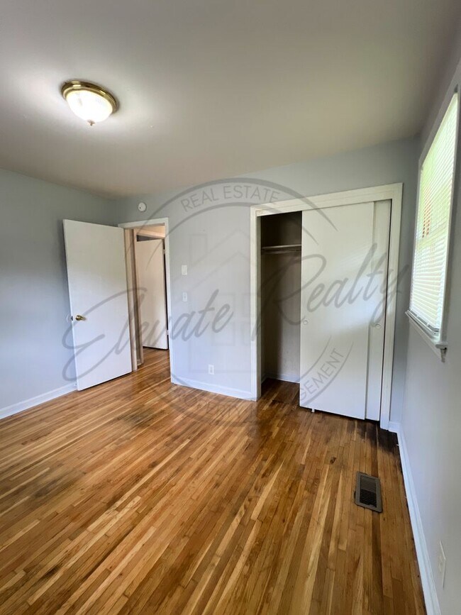 Building Photo - All Brick, 3 Bedroom Ranch in Hendersonvil...