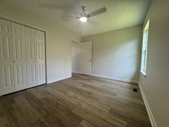 Building Photo - Stunning Move-In Ready Home in Hendersonville – Minutes from Old Hickory Lake!