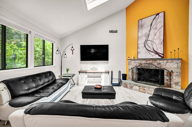 Building Photo - 213 Ledge Dr