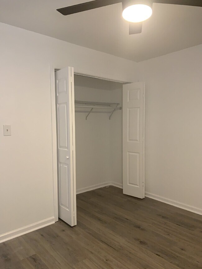Building Photo - "Charming 2-Bed Oasis in the Heart of Jonesboro – Spacious 720 sq. ft. Living at Vine Street Apar...