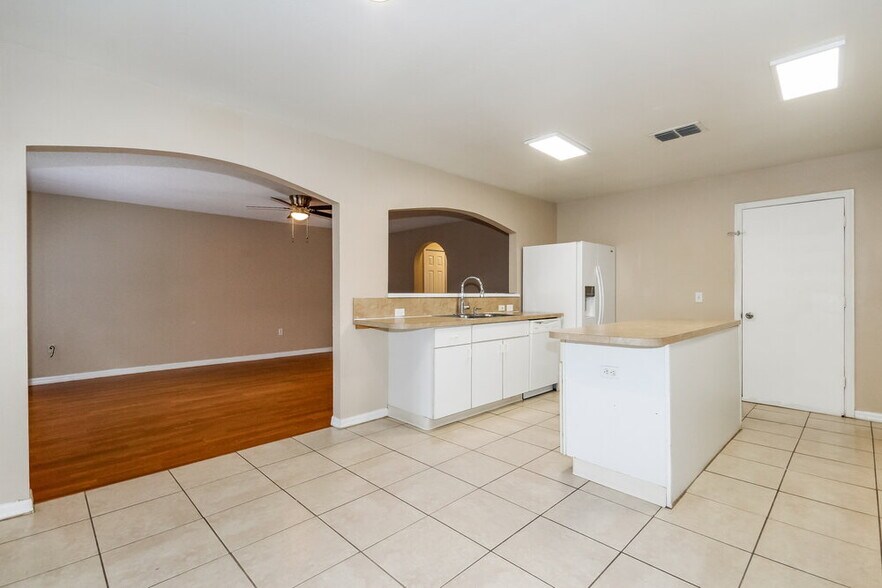 Building Photo - 5840 Lake Front Dr