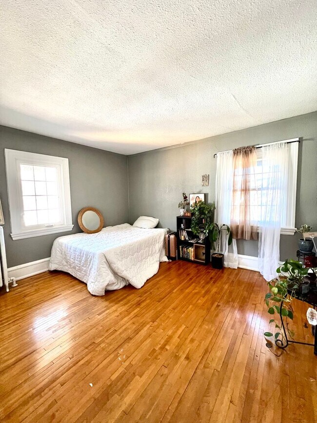 Building Photo - AVAILABLE JUNE - Charming 4 Bed 1.5 Bath Home