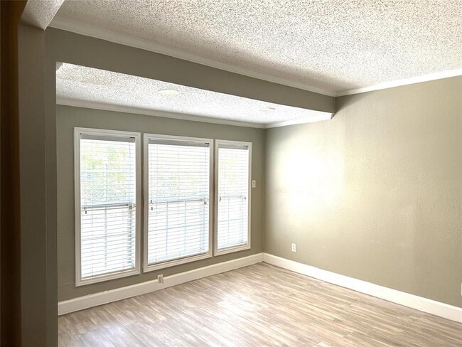 Building Photo - 1104 Kinney Ave