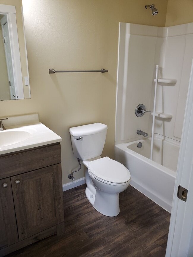 Building Photo - recently updated 2 bedroom apartment in downtown Appleton