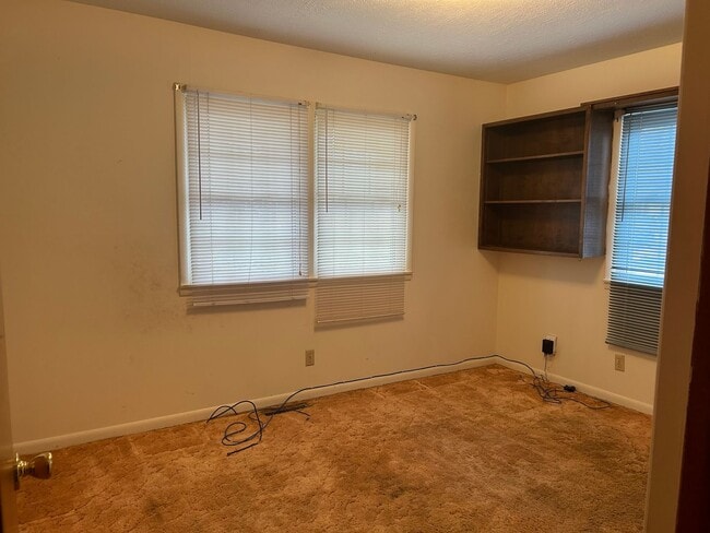 Building Photo - Very spacious 4 bedroom, 2 bath home in Kickapoo Schools! This will go fast!