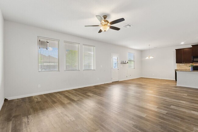 Building Photo - 4 Bedroom/2.5 Bath Paloma Subdivision