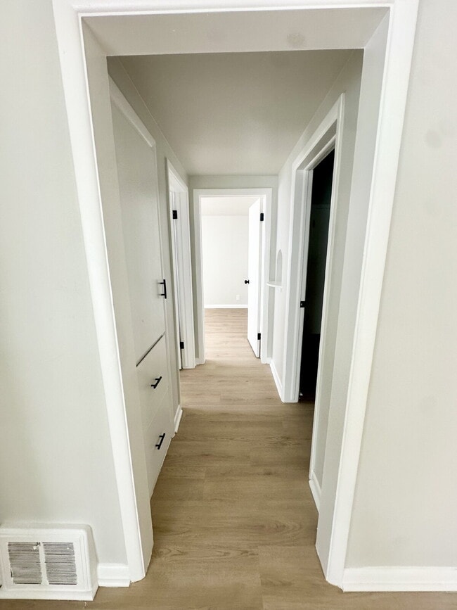 Building Photo - 716 E 17th St