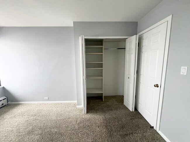 Building Photo - 3410 N Lake Shore Dr