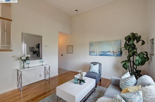 Building Photo - Bright 3 Bedroom Townhome in Newark