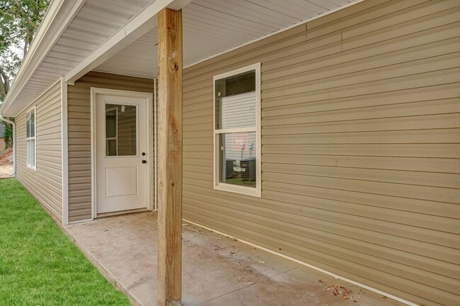 Building Photo - College students welcome! Brand new 3 bedr...