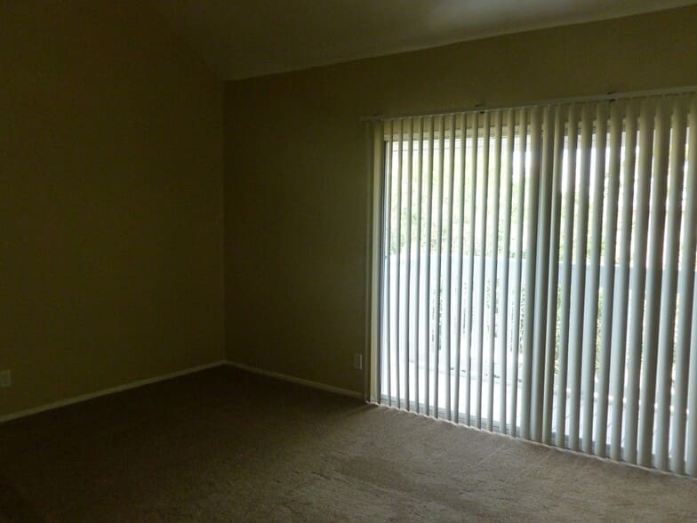 Building Photo - 700 Fernwood Ln