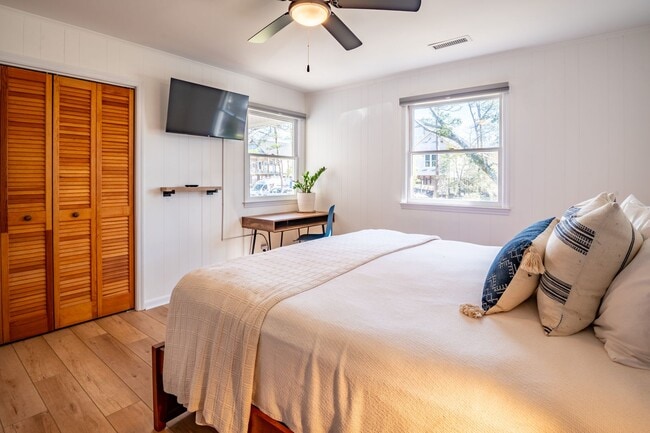 Building Photo - FURNISHED SHORT OR LONG-TERM BEACH HOME NOW AVAILABLE