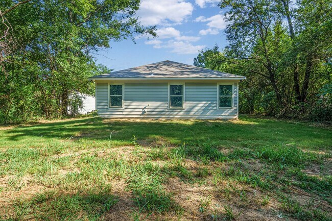 Building Photo - Spacious Four-Bedroom Two-Bath Home on One...