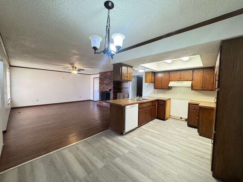 Building Photo - 9915 Larkspur Ln