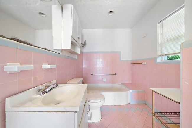 Building Photo - 404 Milwaukee St