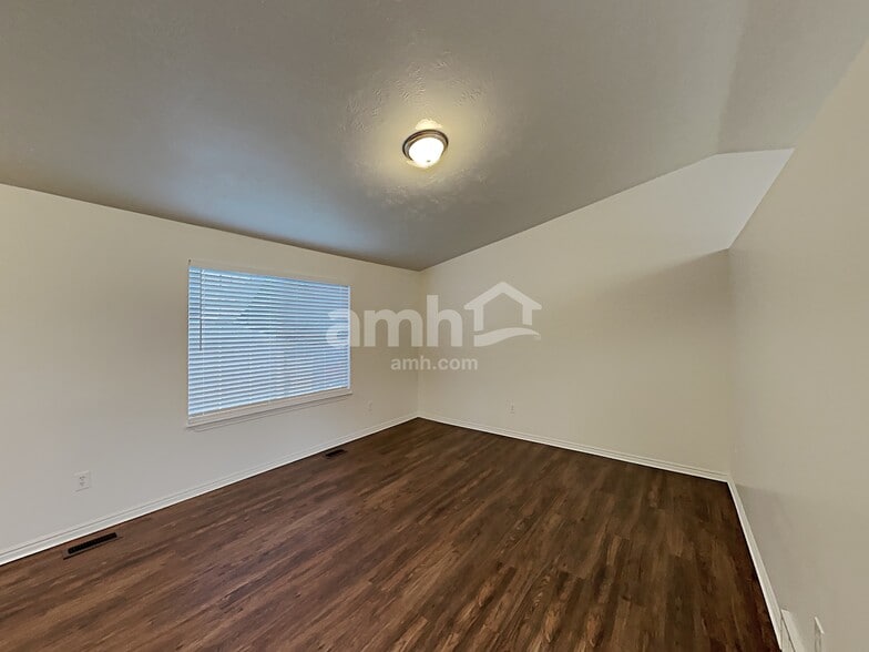 Building Photo - 2558 75 E