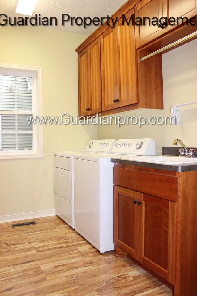 Building Photo - Gorgeous Brooklyn Park Single Family Home, 2 Car Garage, W/D, Office, Available Jan/Feb