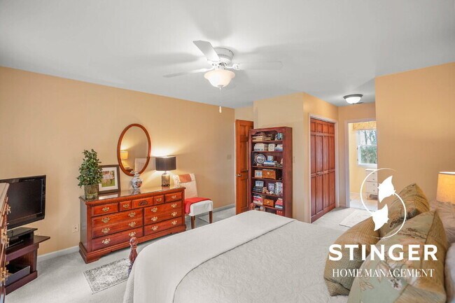 Building Photo - 1808 Lenora Dr