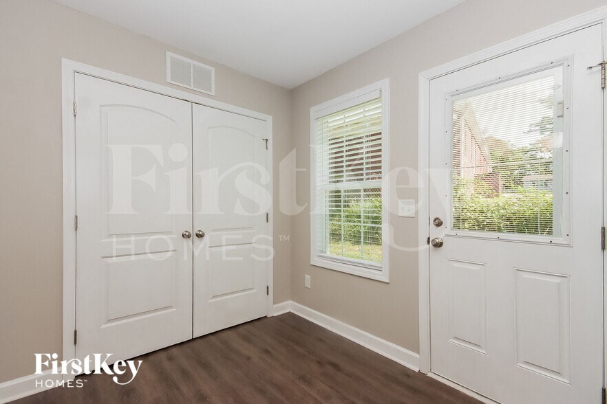 Building Photo - 625 Wilson St